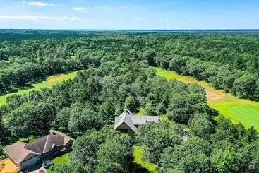 コテージ Nekoosa Golf Course Retreat W/ Hot Tub!