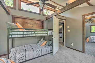 Cozy Poconos Cottage W/ Hot Tub Near Ski Resorts!