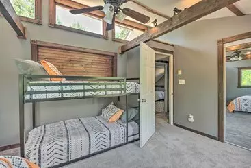 Cozy Poconos Cottage W/ Hot Tub Near Ski Resorts!