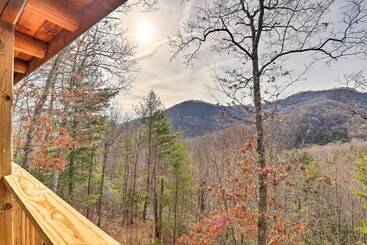 بيت ريفى Rustic Cabin W/ Mountain Views & Private Deck!