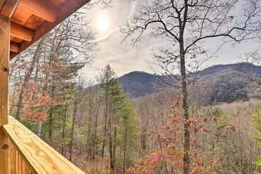コテージ Rustic Cabin W/ Mountain Views & Private Deck!