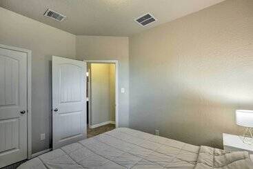 بيت ريفى San Antonio Home W/ Yard ~ 8 Mi To Lackland!