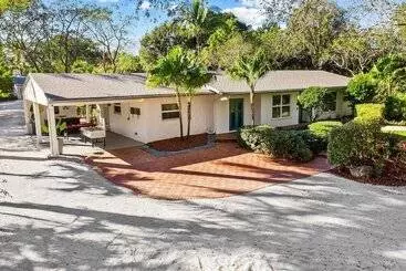 Mökkimajoitus Spacious 8br W/ Guesthouse + Pool & Tons Of Games