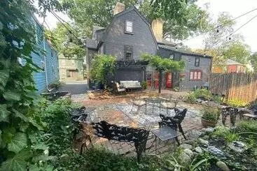 Hostelli Silsbee S By Daniels House