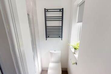 اقامتگاه Stunning City Centre Uni Town House