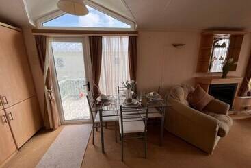 Stunning 2 Bed Caravan In Skegness