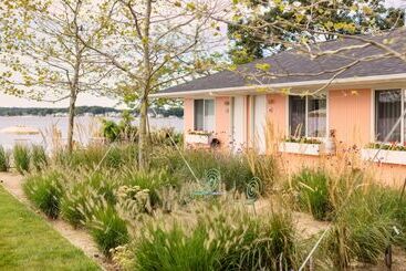 Silver Sands Motel & Beach Bungalows