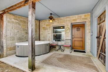 Dom wiejski Romantic Oasis With Hot Tub Near Fred And Wineries!