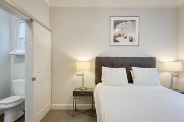 هتل The Grove Inn