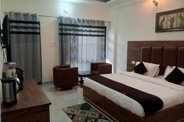 Отель La Riqueza   Mussoorie   Dhanaulti Road   35 To 45 Mins Drive From Mussoorie