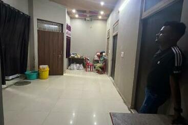 בית מלון כפרי Oyo Desi Tadka Hotal