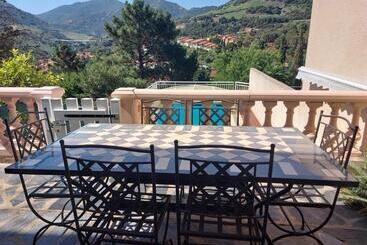 Majatalo Sur Les Hauteurs De Collioure