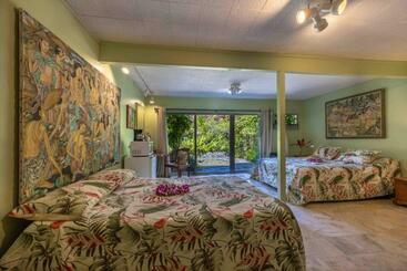 Plumeria Room On A Lush Farm On Maui S North Shore