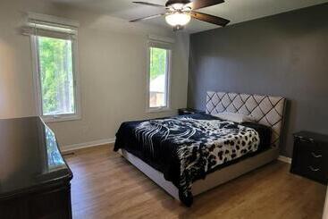 住宿加早餐  Niagara Falls Villa With Private Pool, Hottub, Water View And Breakfast