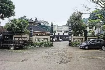 Hotelli Oyo 92717 Tjokro 3