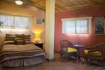 هتل B & B Comfy Inn