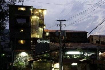 هتل B & B Comfy Inn