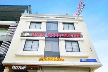 Fabhotel Woodlark Inn