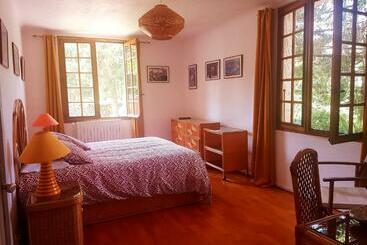 تختخواب و صبحانه La Nazadaire