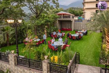 Hotel Dhauladhar Heights Resort