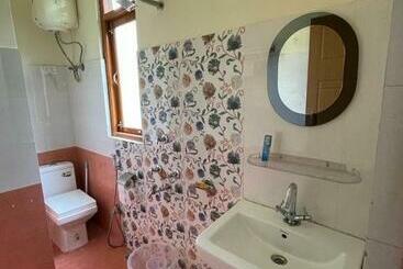 ペンション Oyo Home Urvi Griham