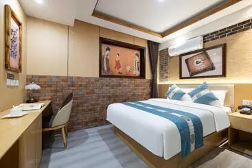 The East Hotel Very Close To The Drum Tower,the Lama Temple,houhai Bar Street,and The Forbidden City