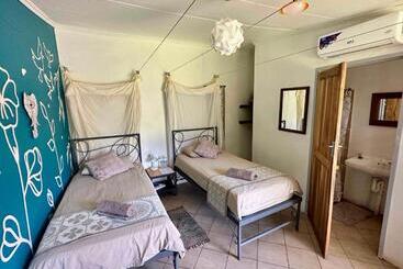 هاستل Fawlty Towers Accommodation & Activities