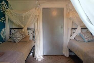 هاستل Fawlty Towers Accommodation & Activities