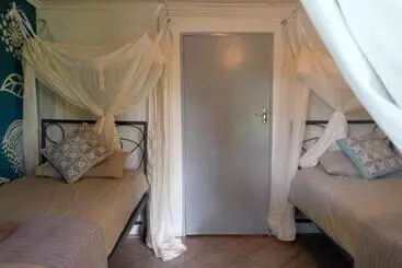 هاستل Fawlty Towers Accommodation & Activities