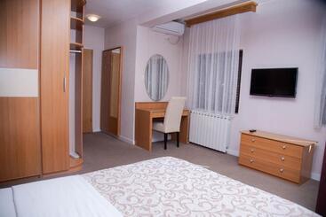 تختخواب و صبحانه Dvor