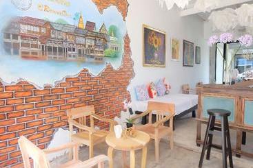 تختخواب و صبحانه At Rimnam Chan Hostel