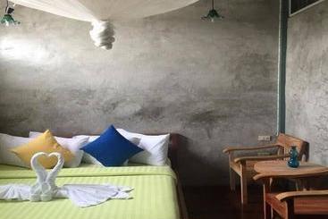 تختخواب و صبحانه At Rimnam Chan Hostel