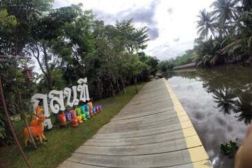 אתר נופש Aioun At Amphawa