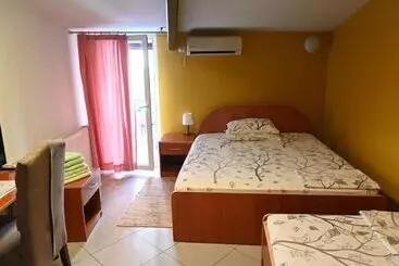 تختخواب و صبحانه Apartments Imper   Imd