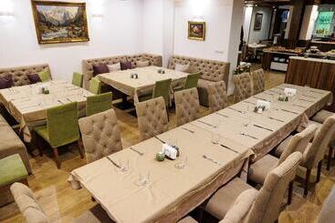 Smartr Green Wood Hotel & Spa