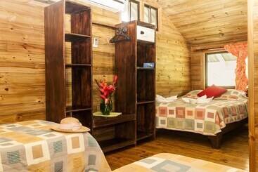 בית מלון כפרי Pirate Cove