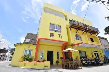 تختخواب و صبحانه Rock House