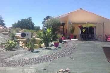 تختخواب و صبحانه Le Sang Des Vignes