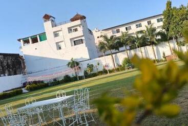 Moon Dance Hostel And Cafe