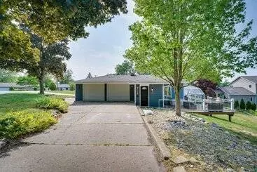Vintage Susin Lake Cottage W/ Deck & Hot Tub!