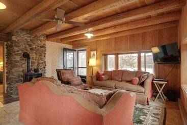 بيت ريفى Lakefront Fence Home W/ Private Hot Tub!