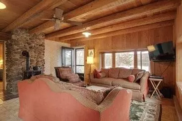 コテージ Lakefront Fence Home W/ Private Hot Tub!