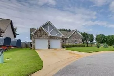 Mökkimajoitus Pet Friendly Moundville Home W/ Fenced Backyard!