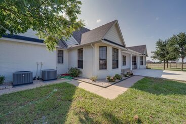 Vakantiehuisje Expansive Pilot Point Home W/ Fireplace!