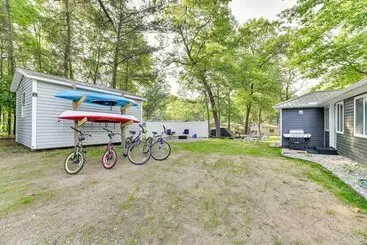 Houghton Lake Family Cottage W/ Game Room!