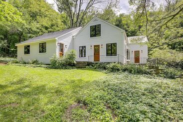 Cottage Modern Sharon Farmhouse: Spacious, Patio, Views