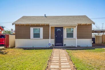 Mökkimajoitus Quaint Midland Home ~ 1 Mi To Downtown!