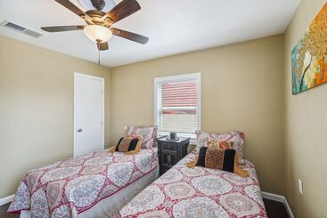 بيت ريفى Quaint Midland Home ~ 1 Mi To Downtown!