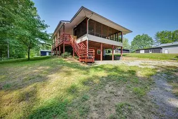 コテージ Rustic Russell Springs Home Near Marina & Lake!