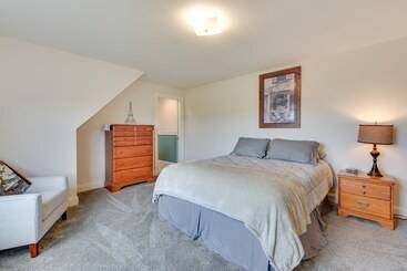 コテージ Secluded Calais Getaway: Deck, Hot Tub & More!